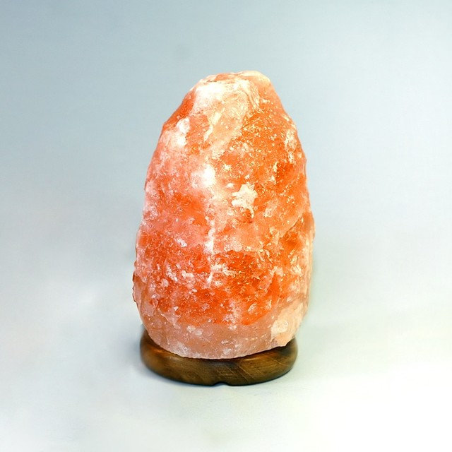 Соляная лампа на деревянной основе (1-2кг) фото 1