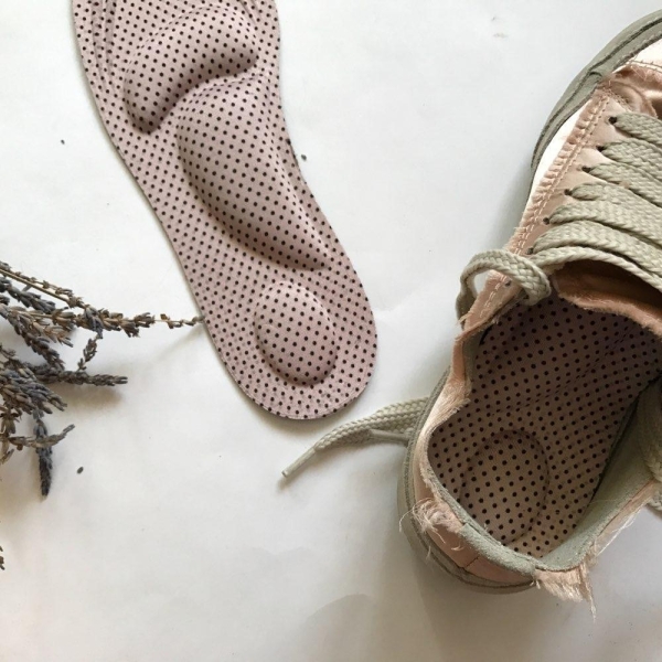 На фото – обувь без супинатора с ортопедическими стельками